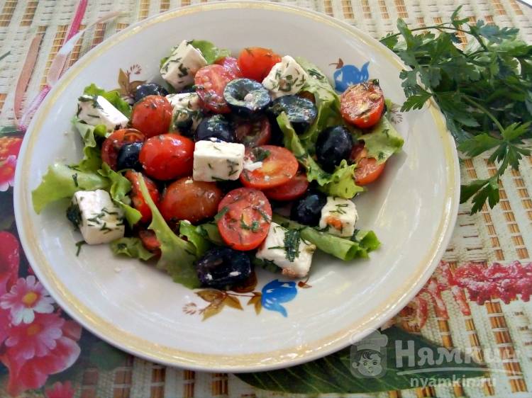 Витаминный салат с рукколой, томатами и сыром фета
