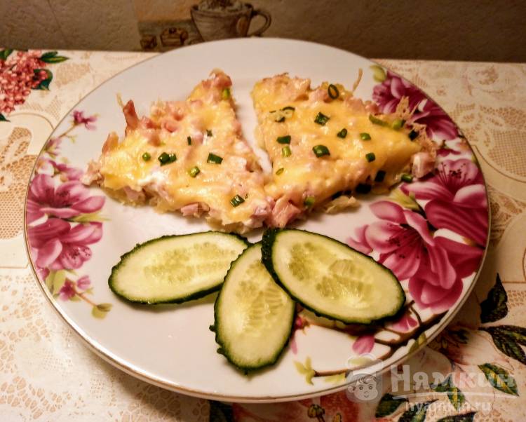 Картофельный пирог с ветчиной , сыром и зелёным луком на сковороде 