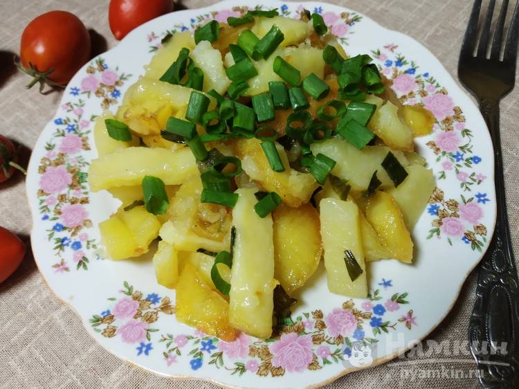 Картошка с зелёным луком жареная на жире
