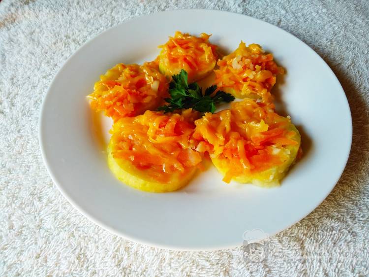 Нежные кабачки с морковью и твердым сыром на сковороде