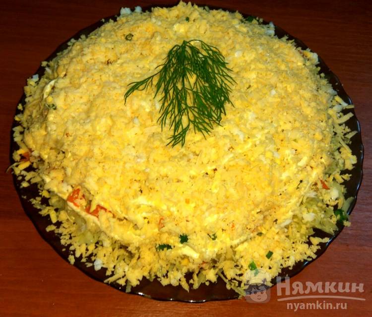 Слоеный тертый овощной салат с яйцами и майонезом