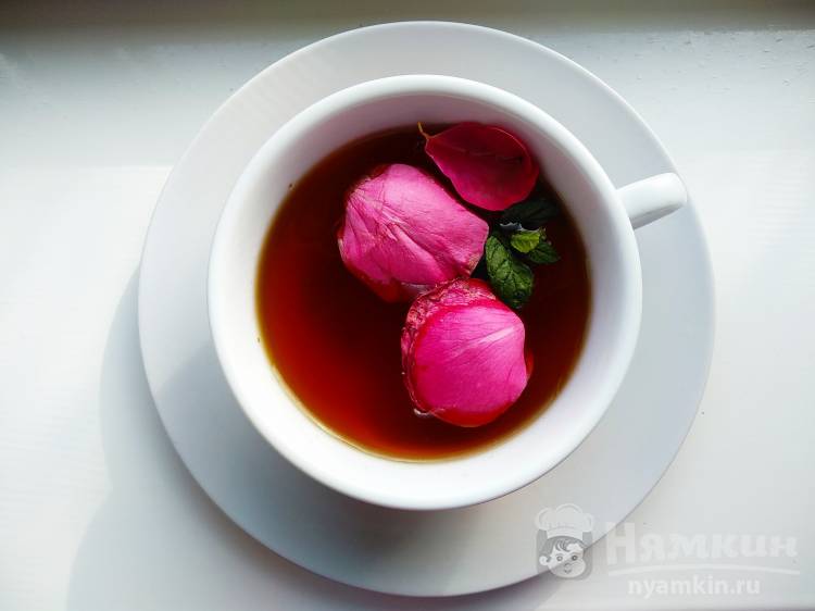 Ароматный чай из лепестков роз, ромашки, мелиссы и мяты