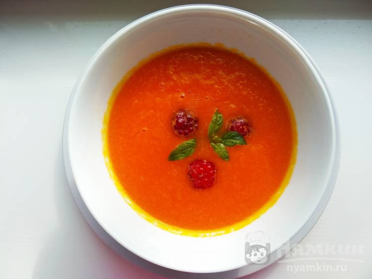 Холодный суп-пюре из тыквы, моркови с малиной и мятой