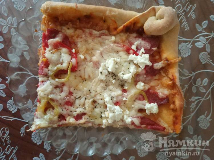 Пицца из готового теста с колбасой и беконом