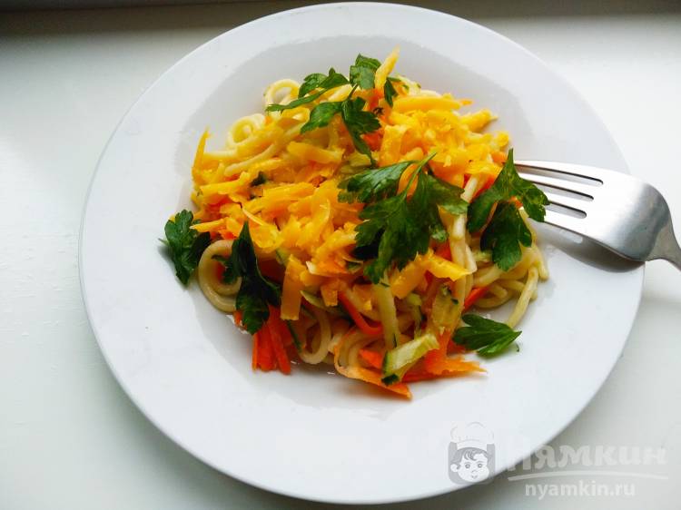 Спагетти с морковью, свежим огурцом и твердым сыром