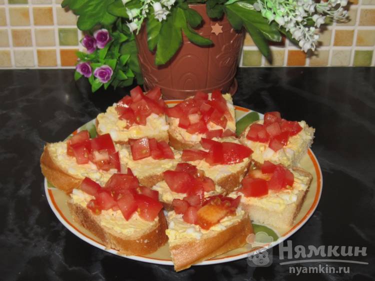 Бутерброды с помидорами и яйцом на завтрак