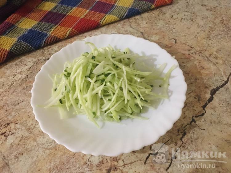 Легкий салат из огурца и капусты
