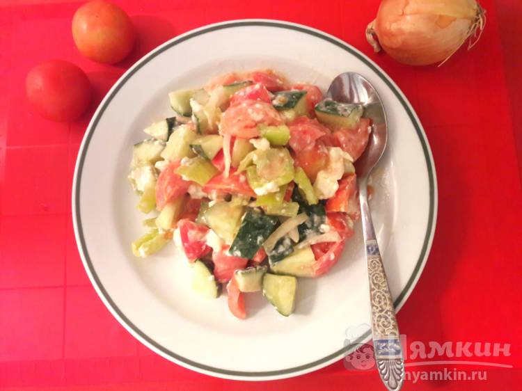 Салат с огурцами, помидорами и сыром Филадельфия