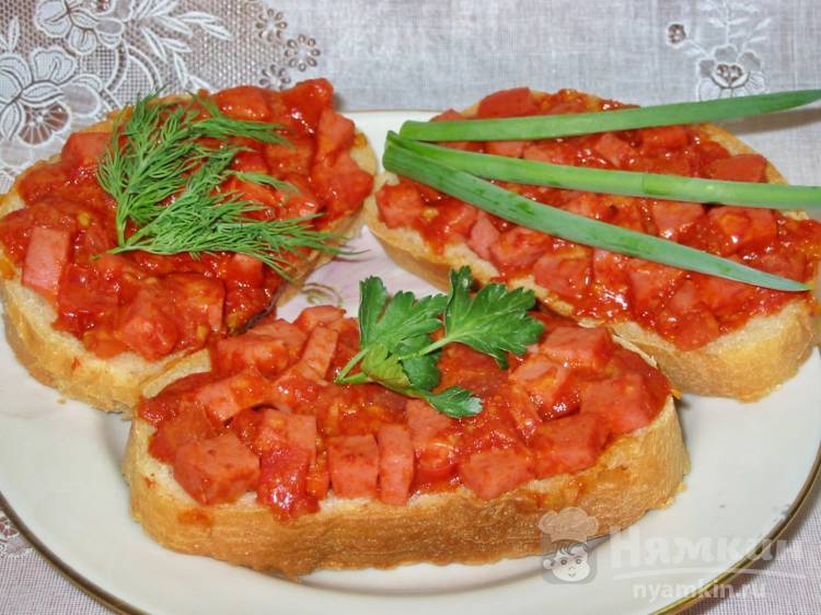 Бутерброды с помидорами и сырно-чесночным паштетом