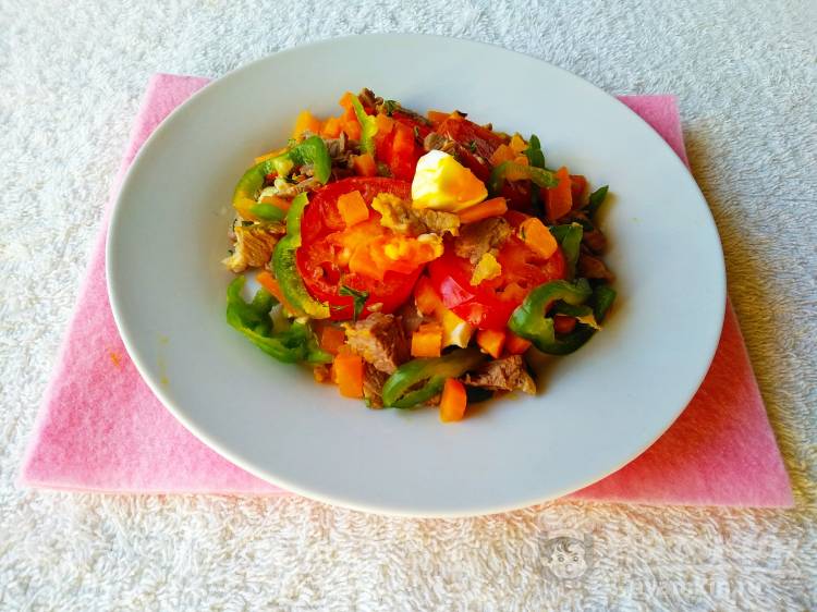 Салат с вареной говядиной, овощами и яйцом в соевом соусе