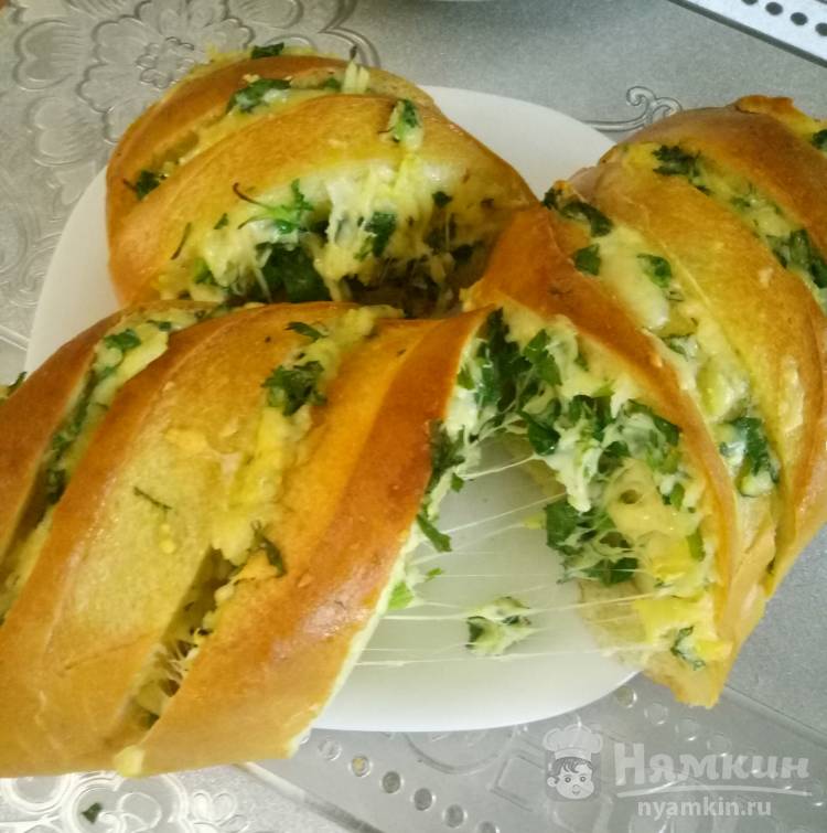 Домашний батон с сыром и зеленью