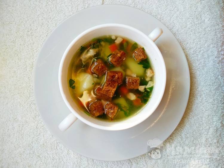 Картофельный суп с копченым мясом и ржаными сухариками