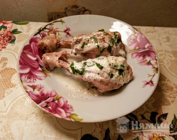 Куриные голени со сметаной и зеленью на сковороде 