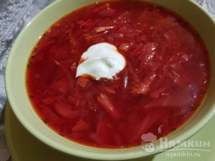 Домашний борщ с болгарским перцем и томатным соусом 