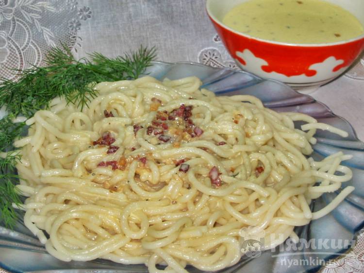 Спагетти под соусом Карбонара с сырокопчёной колбасой