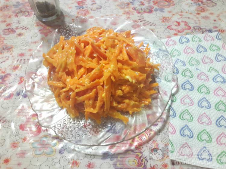 Салат с морковью, плавленным сыром и помидорами