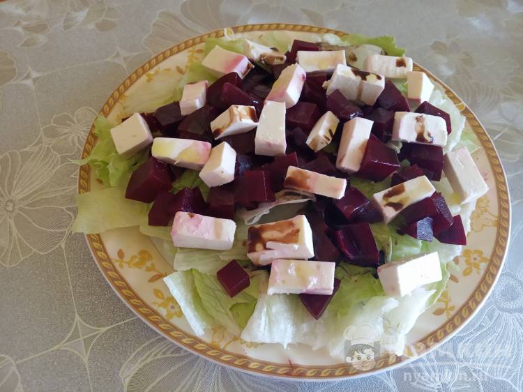 Салат со свеклой, сыром фета и грецкими орехами