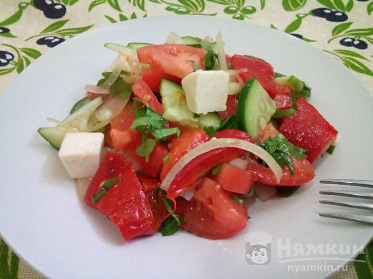 Овощной салат из печеного перца с брынзой