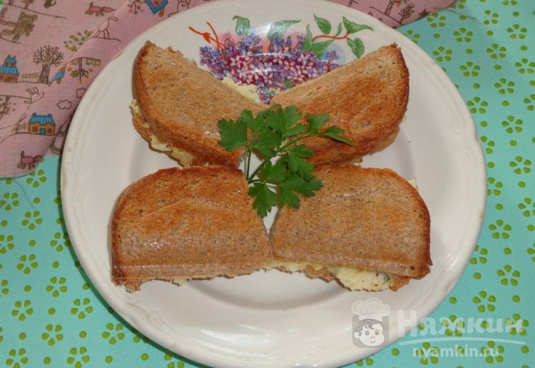 Сэндвичи с рыбой и яйцом из черного хлеба