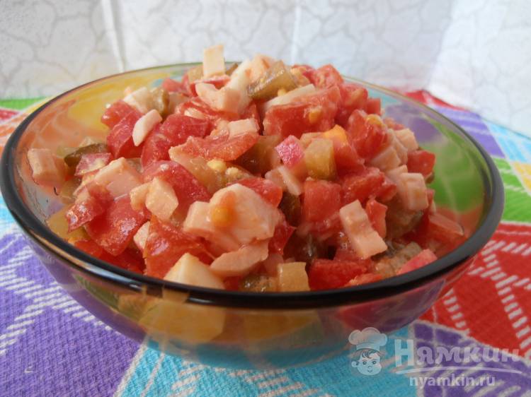 Салат из крабовых палочек, помидор и соленого огурца