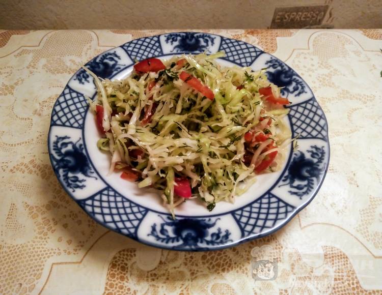 Капустный салат с перцем, перетертый с солью и зеленью 