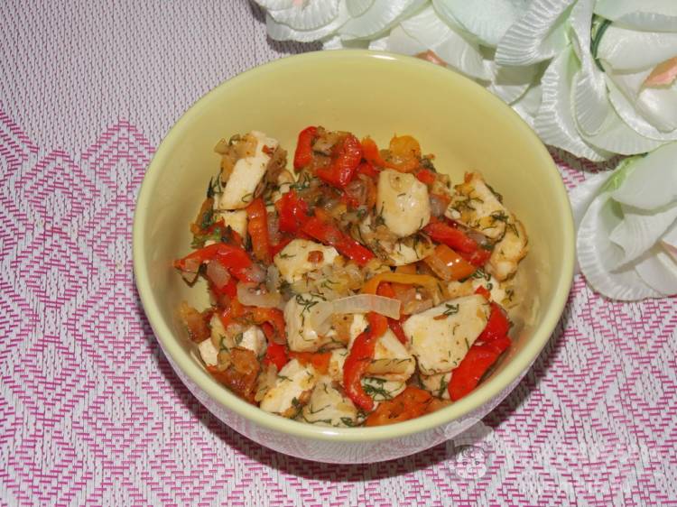 Куриное филе с луком и болгарским перцем на сковороде