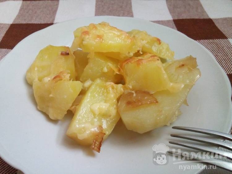 Картофель с луком и сыром в духовке