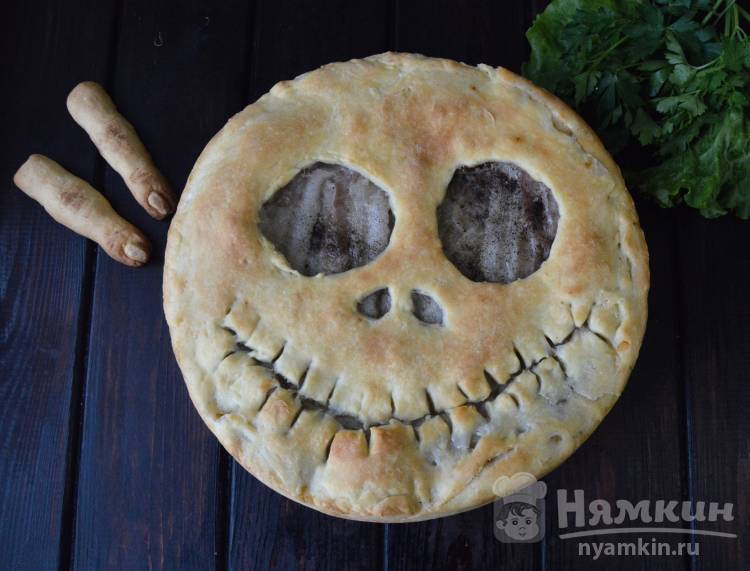 Пирог с капустой и беконом на Хэллоуин