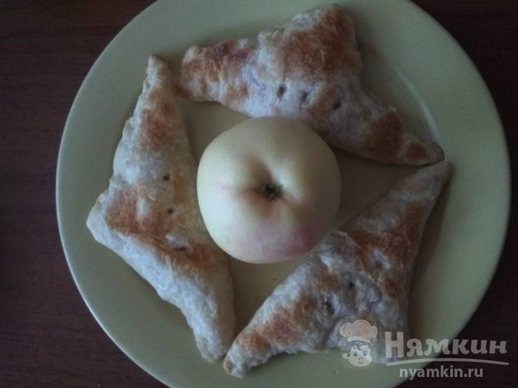 Пирожки из слоеного теста с яблоками 