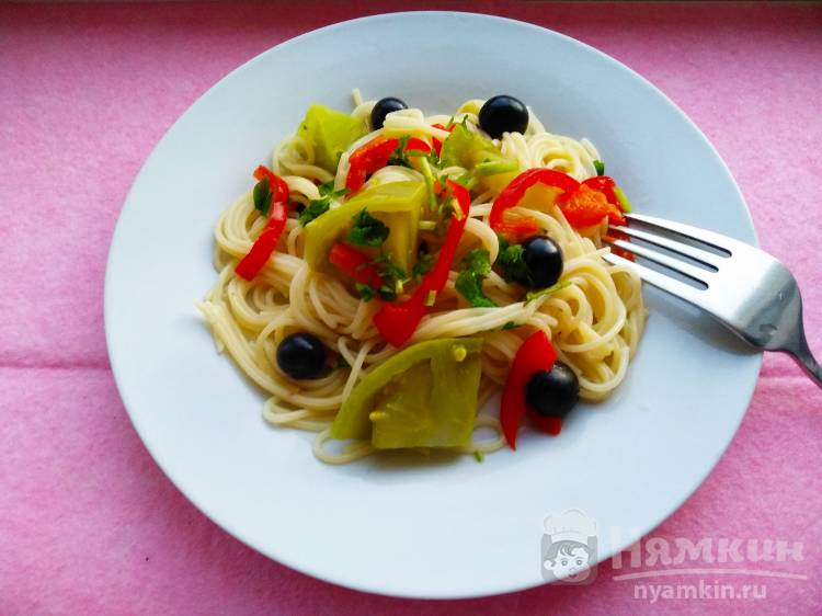 Спагетти с зелеными помидорами и виноградом на сковороде