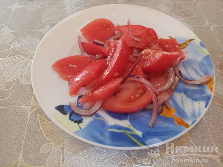 Простой салат с помидорами и красным луком