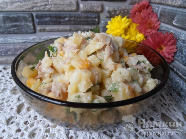 Салат из вареного картофеля с кукурузой и отварным мясом курицы