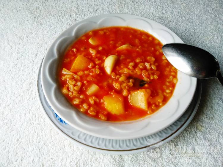 Томатный суп с перловкой, чесноком и специями в сковороде