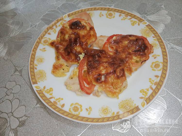 Куриное филе запеченное с помидорами и сыром