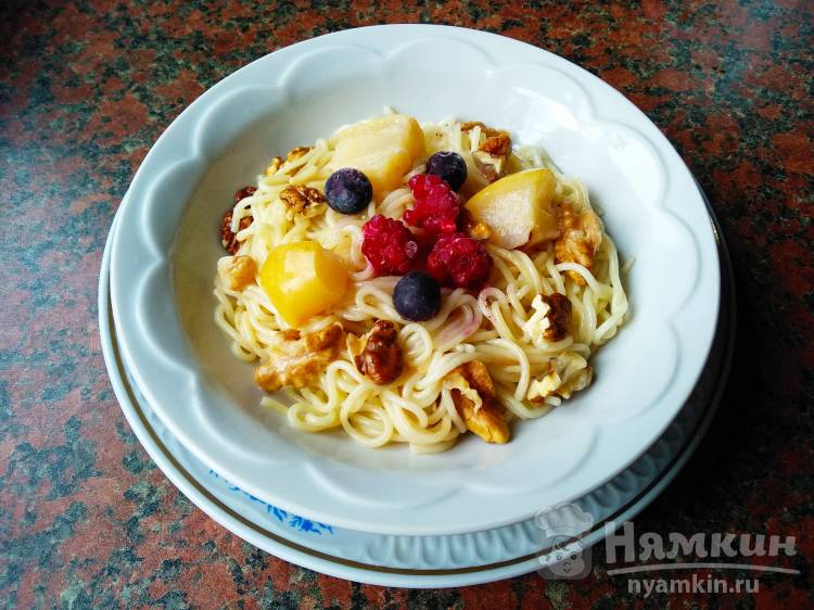 Сладкие спагетти с ягодами, орехами и консервированной грушей