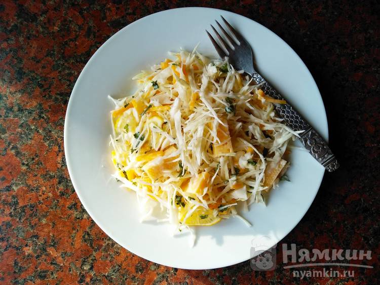Легкий капустный салат с твердым сыром, лимоном и йогуртом