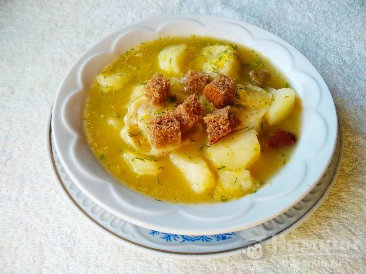Суп с пельменями, сухариками и сметаной