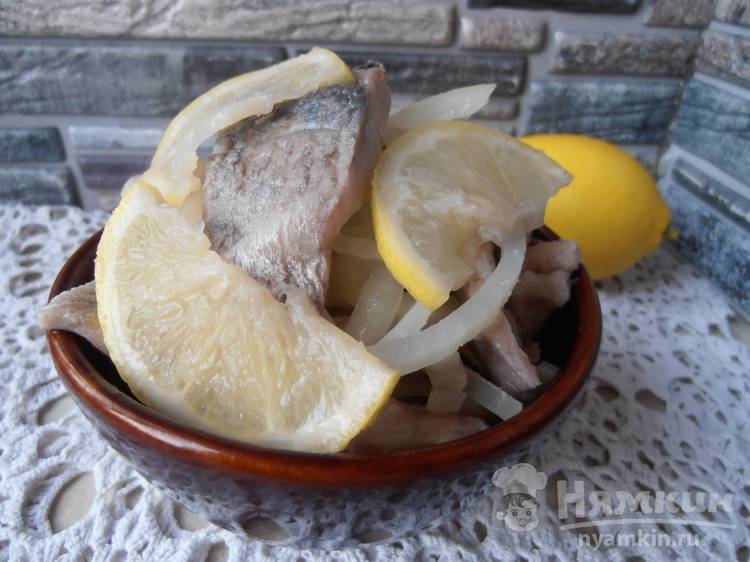 Селедка, маринованная с лимоном и луком
