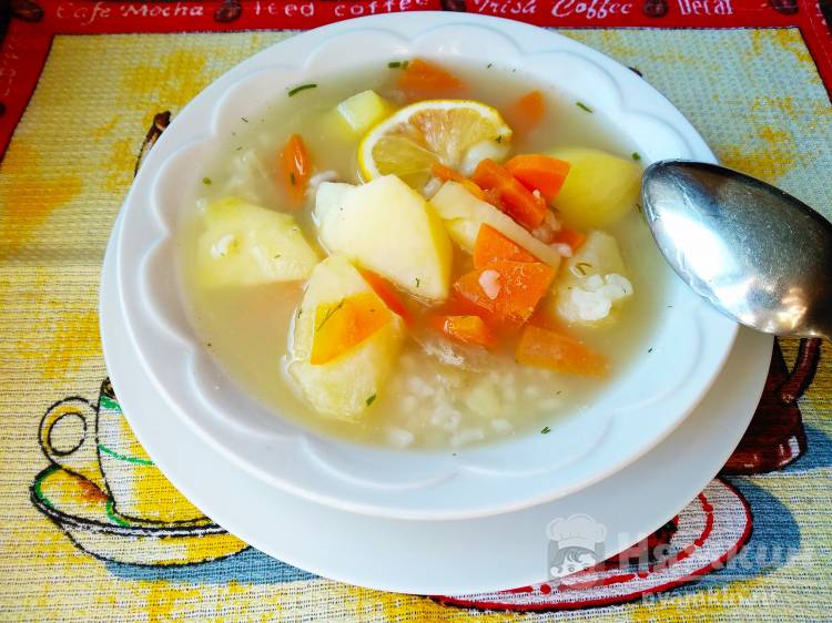 Рисовый суп на рыбном бульоне с морковью и лимоном