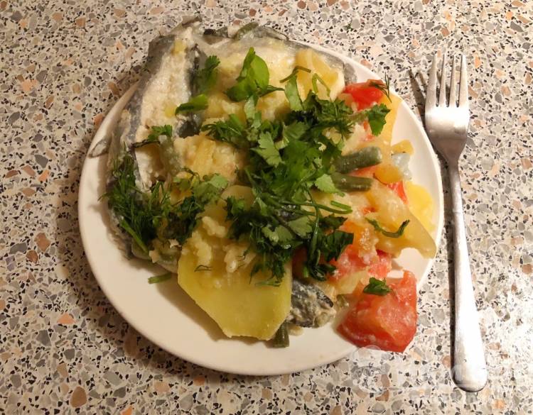 Белая рыба с овощами в сметанном соусе