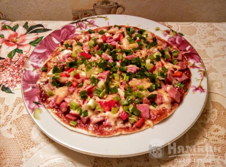 Пицца-тортилья с копчёной колбасой и зелёным луком в микроволновке 