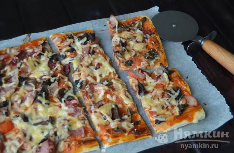 Пицца из слоеного теста с колбасой и грибами