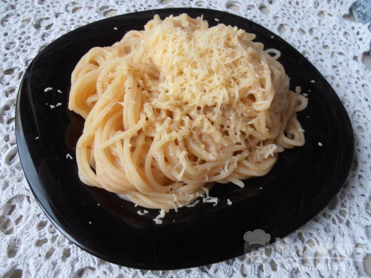 Спагетти с томатным соусом и сыром