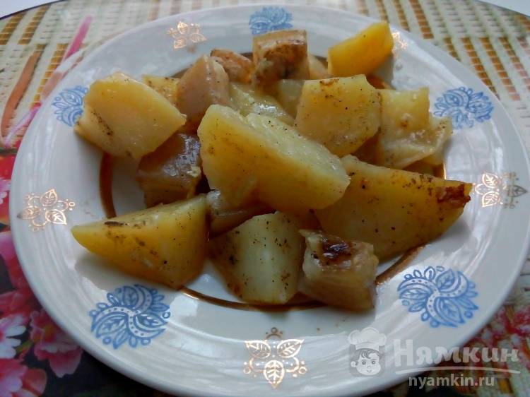 Картофель с салом и чесноком в духовке