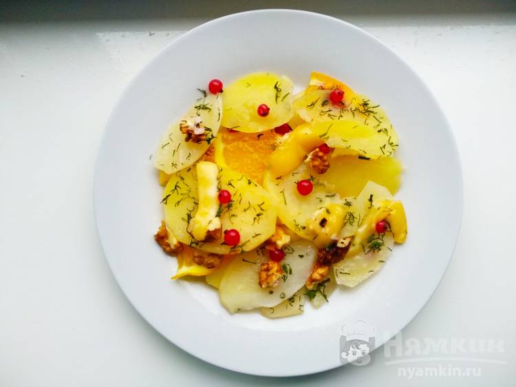 Картофель с ягодами, апельсином и сыром на сковороде