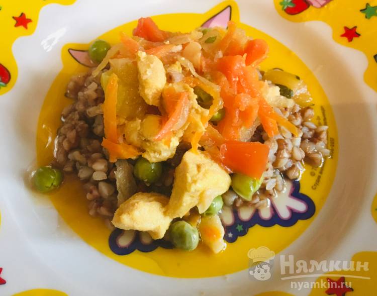 Гречка с курицей и овощами для детей