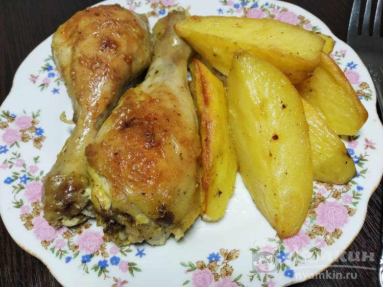 Куриные окорочка с картофелем, чесноком и приправами в духовке