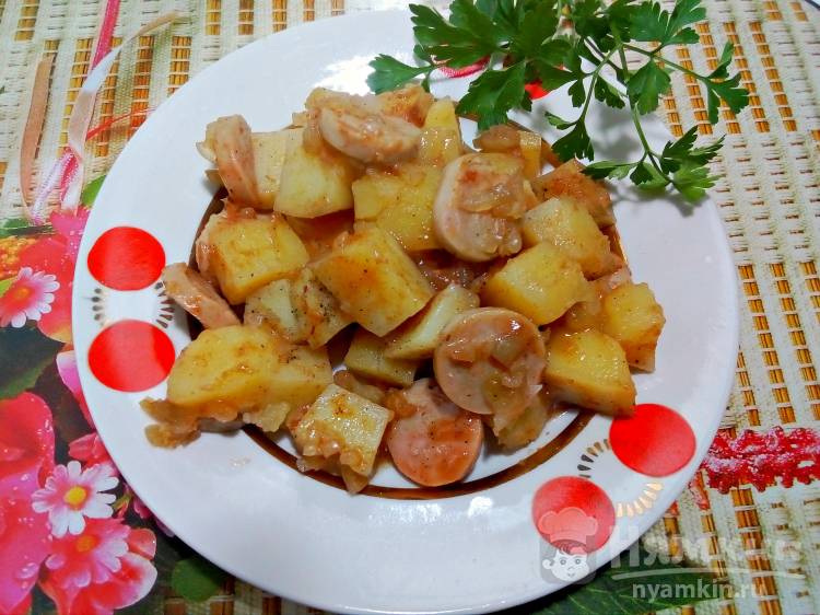 Картофель с томатом и сосисками в духовке