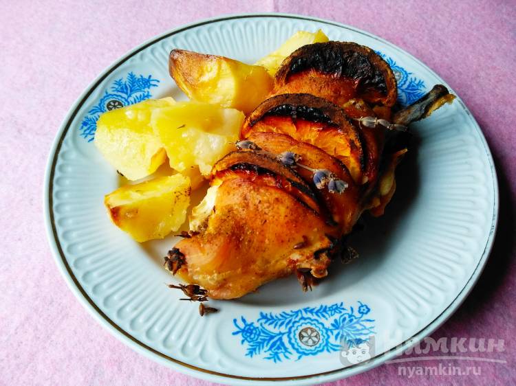 Куриная грудка с апельсином, картофелем и розмарином в духовке