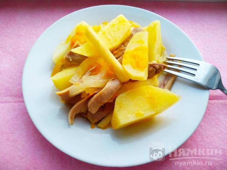 Тушеный картофель с луком, курицей и яблоком на сковороде